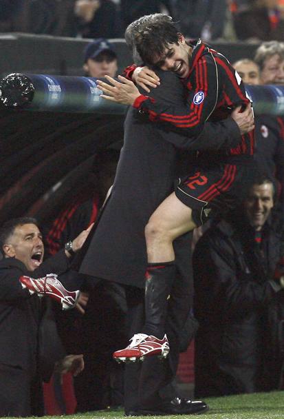 Kakà decide Milan-Celtic, ottavi di finale di Champions e corre ad abbracciare Ancelotti. Reuters